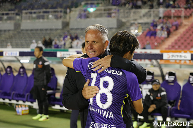 昨季まで広島を指揮していた清水のヤン　ヨンソン監督。柏　好文（広島）と抱擁をかわす【明治安田Ｊ１ 第12節 広島vs清水】