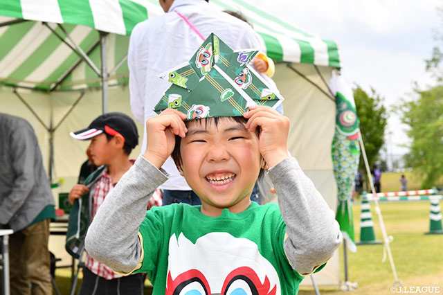 折り紙で作った「かぶと」を被って応援だ！【明治安田Ｊ２ 第12節 松本vs水戸】