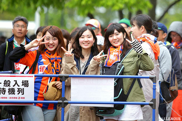 入場前の仲良し3人組をぱしゃり！【明治安田Ｊ２ 第12節 金沢vs新潟】