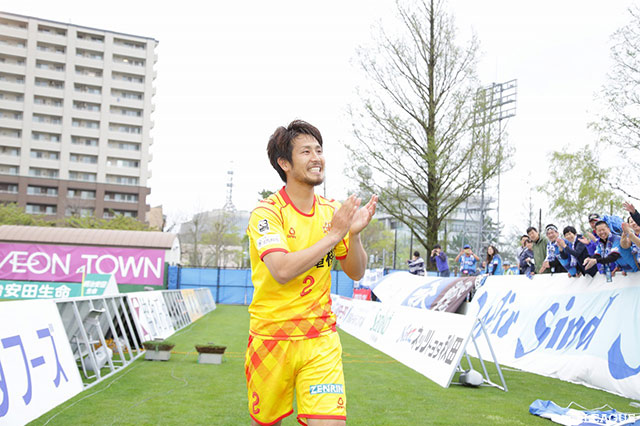 試合後、昨季所属した秋田のサポーターの元へ挨拶に向かい歓迎を受ける有薗 真吾（北九州）【明治安田Ｊ３ 第9節 秋田vs北九州】