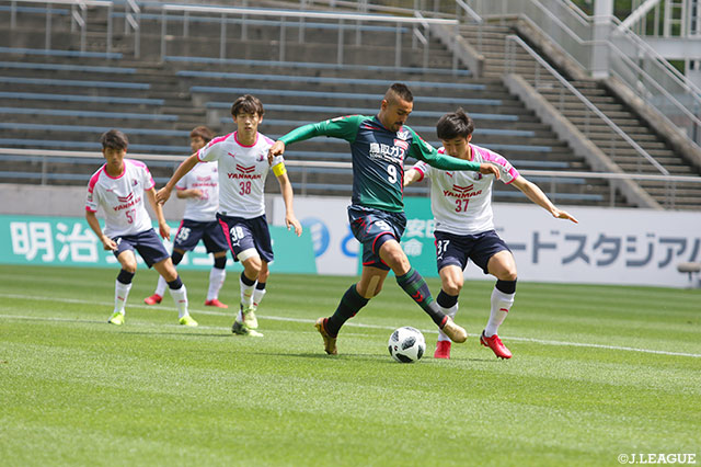 先発に復帰したレオナルド（鳥取）は25分に1ゴールを奪うも…【明治安田Ｊ３ 第9節 鳥取vsC大23】