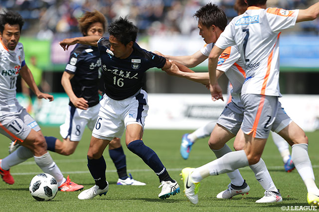 長野の執拗なマークに遭う川森 有真（鹿児島）だが、75分に2試合連続となるゴールを奪ってみせた【明治安田Ｊ３ 第9節 鹿児島vs長野】