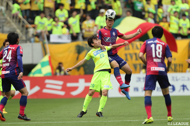 空中戦で激しく競り合う矢田 旭（千葉）と塚川 孝輝（岡山）【明治安田Ｊ２ 第12節 千葉vs岡山】