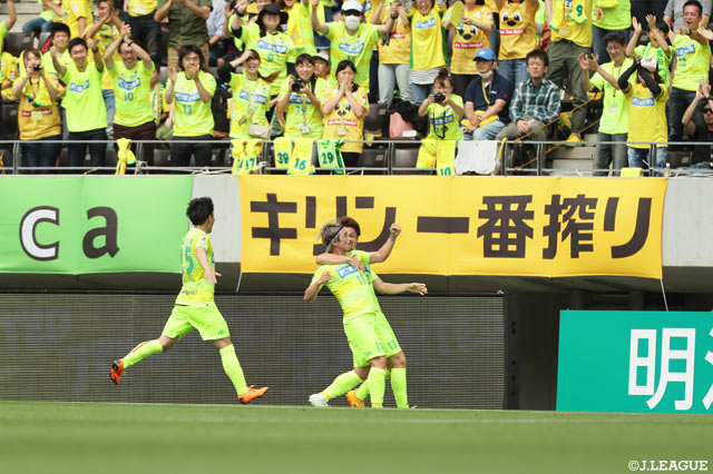 ループシュートを放ちゴールを決めた船山 貴之（#11）。千葉が先制に成功！【明治安田Ｊ２ 第12節 千葉vs岡山】