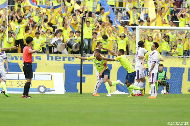 服部 康平（#19）がヘディングシュートを放ち、栃木が追加点を獲得【明治安田Ｊ２ 第12節 栃木vs京都】