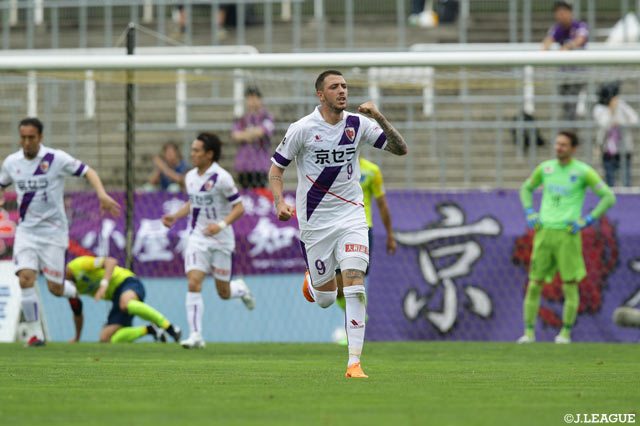 こぼれ球からのシュートを決め、点差を1に縮めたレンゾ ロペス（京都）【明治安田Ｊ２ 第12節 栃木vs京都】