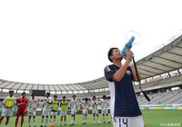 この日2得点を挙げた吉濱 遼平。試合後にメガホンをもって町田サポーターに勝利を報告【明治安田Ｊ２ 第12節 東京Ｖvs町田】