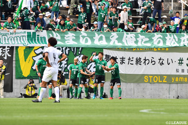 こぼれ球を左足で豪快に押し込み、先制点を挙げた高崎 寛之（松本/#9）【明治安田Ｊ２ 第12節 松本vs水戸】