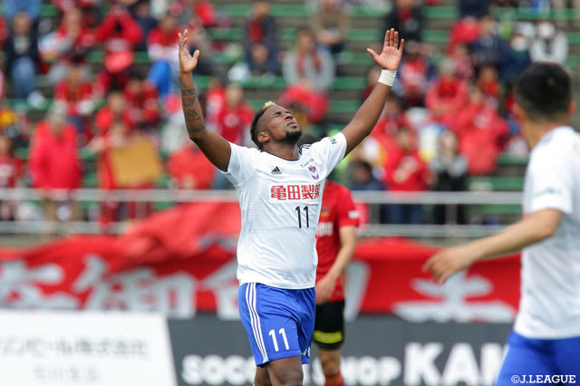 ターレスがDFに競り勝ってヘディングシュートを突き刺し、アウェイの新潟が先制！【明治安田Ｊ２ 第12節 金沢vs新潟】