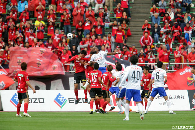 空中で激しく競り合う両チームの選手たち【明治安田Ｊ２ 第12節 金沢vs新潟】