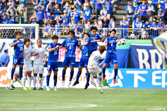 神谷 優太（愛媛）のFKは美しい放物線を描くも、わずかに枠の右に外れてしまう【明治安田Ｊ２ 第12節 徳島vs愛媛】