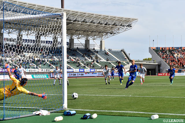 途中出場の狩野 健太がPKを沈めて徳島が追加点を獲得【明治安田Ｊ２ 第12節 徳島vs愛媛】