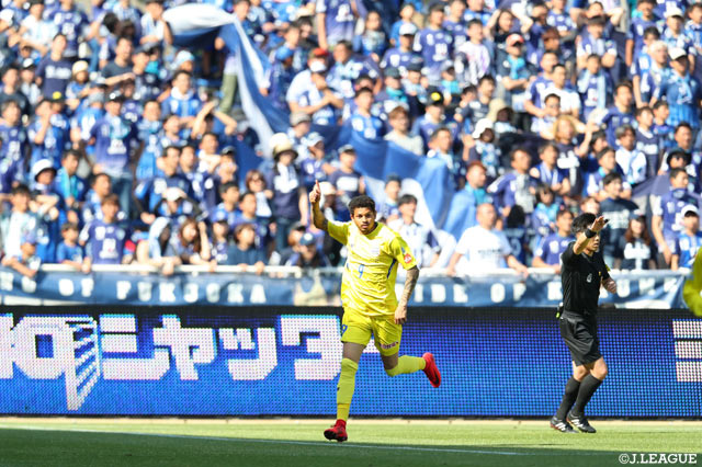 相手GKのこぼれ球に素早く反応したフェリペ アウベス（山形）が押し込み同点に【明治安田Ｊ２ 第12節 福岡vs山形】