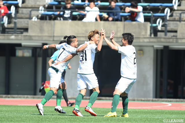 相手のパスを奪い冷静にゴールを決めた宮本 航汰（#31）。岐阜がリードを広げる【明治安田Ｊ２ 第12節 熊本vs岐阜】