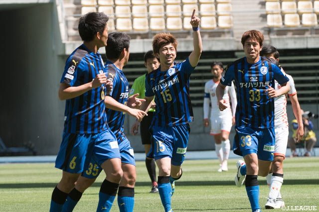 競り合いでこぼれたボールを拾い、そのまま先制ゴールを決めた清本 拓己（大分/#15）【明治安田Ｊ２ 第12節 大分vs大宮】