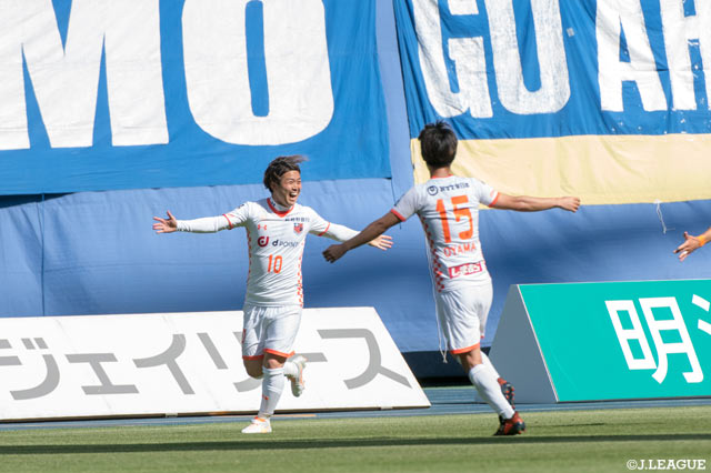 ゴール際を狙った左CKが直接ネットを揺らし、大前 元紀（#10）が大宮を逆転に導いた【明治安田Ｊ２ 第12節 大分vs大宮】