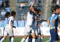 ペナルティエリア内の混戦から戸島 章（#9）が詰めて、横浜FCが先制！【明治安田Ｊ２ 第12節 讃岐vs横浜FC】