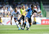 大島とボランチを組んだ守田 英正（川崎Ｆ）。ゴールデンルーキーの名に恥じぬ、落ち着いたプレーを披露した【明治安田Ｊ１ 第13節 川崎ＦvsFC東京】