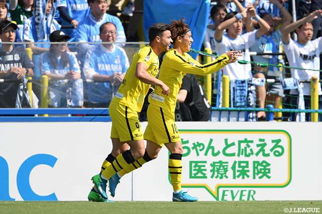 14分、伊東 純也からのグラウンダーのクロスを江坂 任（#10）が押し込み柏が先制に成功！【明治安田Ｊ１ 第13節 柏vs磐田】