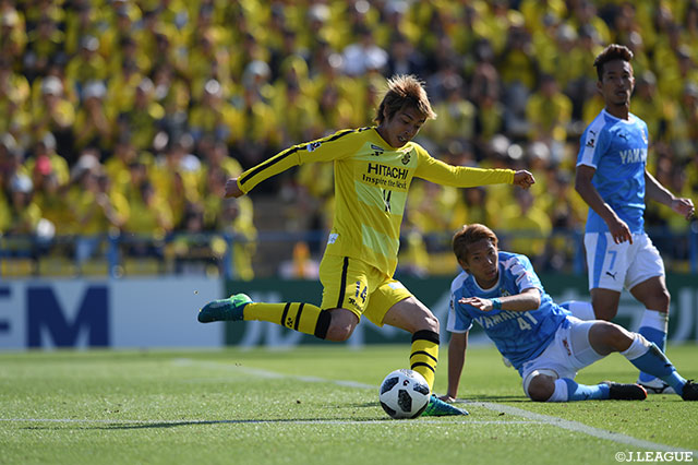 ゴールを狙う伊東 純也（柏）。先制ゴールをアシストするも勝利に導くことはできず【明治安田Ｊ１ 第13節 柏vs磐田】