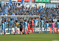3戦負けなしで連勝を飾った磐田。アウェイの地に駆け付けたサポーターと喜びをわかち合った【明治安田Ｊ１ 第13節 柏vs磐田】