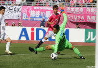 高木 俊幸からのパスを受けた柿谷 曜一朗（Ｃ大阪）は、軽快なボールタッチで相手DFをかわし、GKとの1対1を迎えると冷静に流し込んで先制点を決めた【明治安田Ｊ１ 第13節 Ｃ大阪vs長崎】