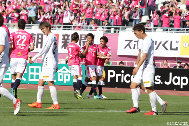 FKのチャンスで丸橋 祐介（Ｃ大阪/#14）が放ったシュートは、ゴール右のポスト内側に当たりゴールネットを揺らした。Ｃ大阪が立て続けのゴールでリードを2点に広げた【明治安田Ｊ１ 第13節 Ｃ大阪vs長崎】