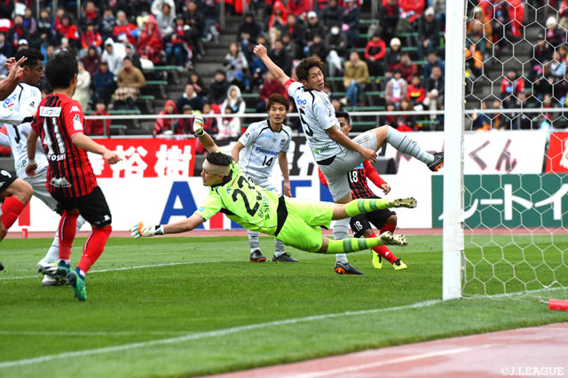 林 瑞輝（Ｇ大阪）は相手選手と接触し負傷するも治療し、90分闘い続けた【明治安田Ｊ１ 第13節 札幌vsＧ大阪】