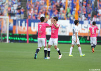 試合を決定づけるゴールを決めた水沼 宏太（Ｃ大阪/#7）とそのゴールをアシストした高木 俊幸（Ｃ大阪/#13）【明治安田Ｊ１ 第13節 Ｃ大阪vs長崎】