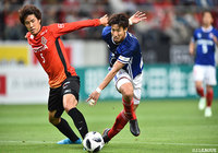 マッチアップする新井 一耀（名古屋）と大津 祐樹（横浜FM）。新井は古巣との対戦となった【明治安田Ｊ１ 第13節 名古屋vs横浜FM】