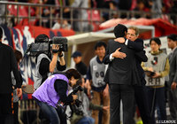 浦和のオズワルド オリヴェイラ監督は、かつての教え子で現在は監督の大岩 剛氏と試合後に熱い抱擁を交わした【明治安田Ｊ１ 第13節 鹿島vs浦和】