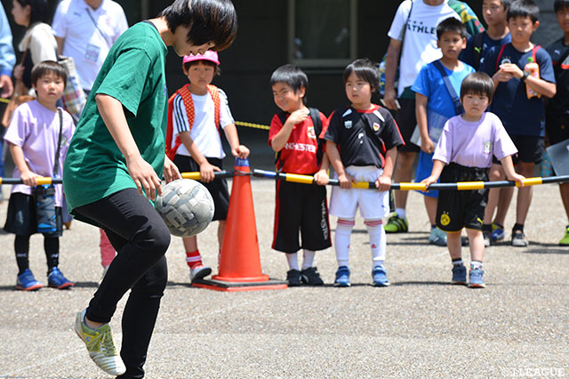 フリースタイルフットボーラーの華麗なテクニックに子供たちも釘付け！【明治安田Ｊ３ 第10節 藤枝vsYS横浜】