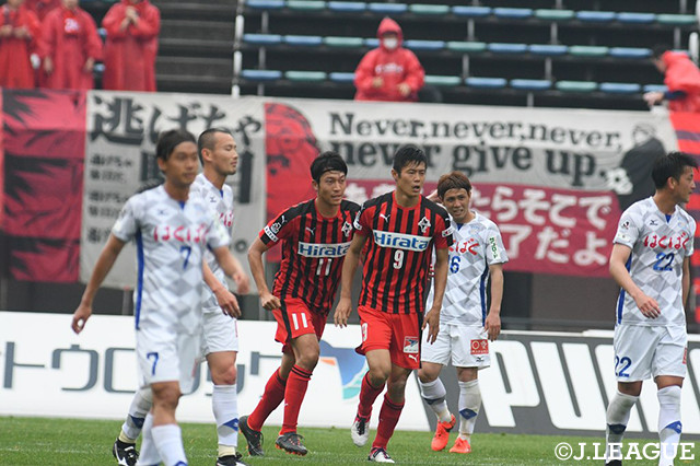 意地を見せる熊本、終了間際に安　柄俊（＃9）が決めて1点を返す【明治安田Ｊ２ 第13節 熊本vs甲府】