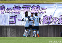 YS横浜は21分に北脇　健慈（中央）が決めて先制に成功【明治安田Ｊ３ 第10節 藤枝vsYS横浜】