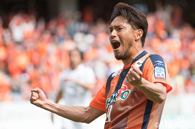 59分に同点ゴールを奪った津田　知宏（長野）はこの雄たけび！【明治安田Ｊ３ 第10節 長野vs群馬】