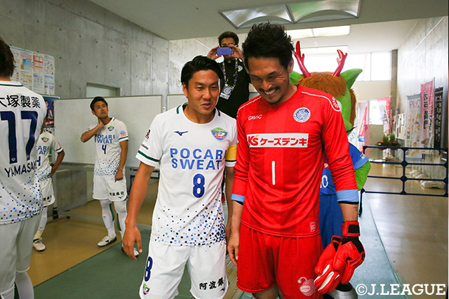 試合前に談笑する徳島の岩尾　憲（＃8）と水戸の本間　幸司（＃1）【明治安田Ｊ２ 第13節 水戸vs徳島】