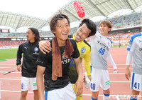 接戦を制した大分、試合後に勝利を喜ぶ黄　誠秀、高木　駿、川西　翔太ら【明治安田Ｊ２ 第13節 新潟vs大分】