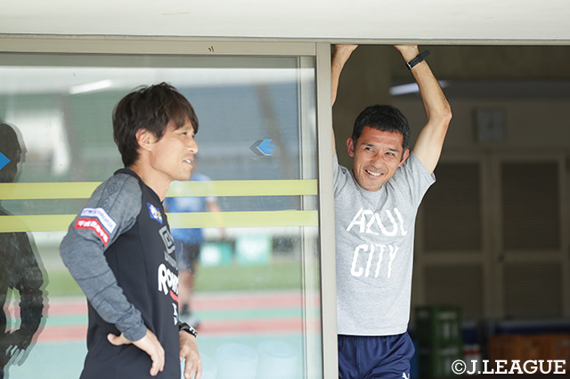 試合前に談笑するＧ大23の宮本　恒靖監督（左）と沼津の伊東　輝悦（右）【明治安田Ｊ３ 第10節 G大23vs沼津】