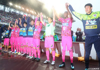 8試合ぶりの勝利をサポーターと共に喜ぶ鳥栖の選手達【明治安田Ｊ１ 第13節 鳥栖vs清水】