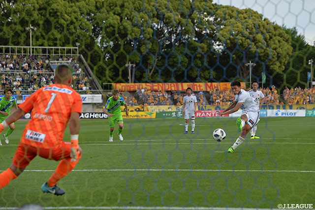 西村 拓真がPKをゴール左隅に冷静に沈め、仙台が追加点をゲット！【明治安田Ｊ１ 第13節 湘南vs仙台】