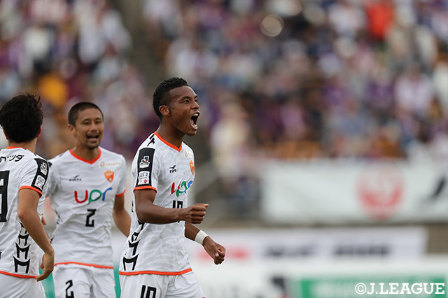 得点ランクトップのオナイウ　阿道に約1カ月ぶりのゴールが生まれて山口が先制！【明治安田Ｊ２ 第13節 京都vs山口】