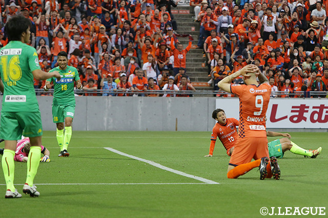 大宮は大前　元紀（＃10）が決定機を迎えるも決めきれず、ロビン　シモヴィッチ（＃9）も頭を抱える【明治安田Ｊ２ 第13節 大宮vs千葉】