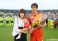 試合前に、4月にＪ２通算300試合出場を達成した小池　純輝を称えるセレモニーが行われた【明治安田Ｊ２ 第13節 愛媛vs栃木】