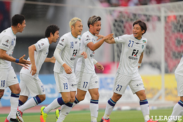 開始早々の3分、松田　力（＃17）のゴールでアウェイの福岡が先制！【明治安田Ｊ２ 第13節 岡山vs福岡】