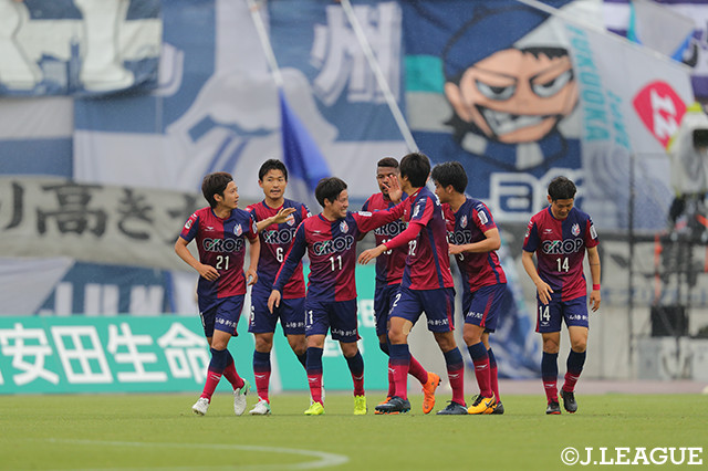 スーパーボレーを突き刺した三村　真（＃11）を中心に歓喜の輪が広がる【明治安田Ｊ２ 第13節 岡山vs福岡】
