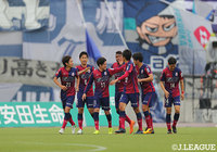 スーパーボレーを突き刺した三村　真（＃11）を中心に歓喜の輪が広がる【明治安田Ｊ２ 第13節 岡山vs福岡】