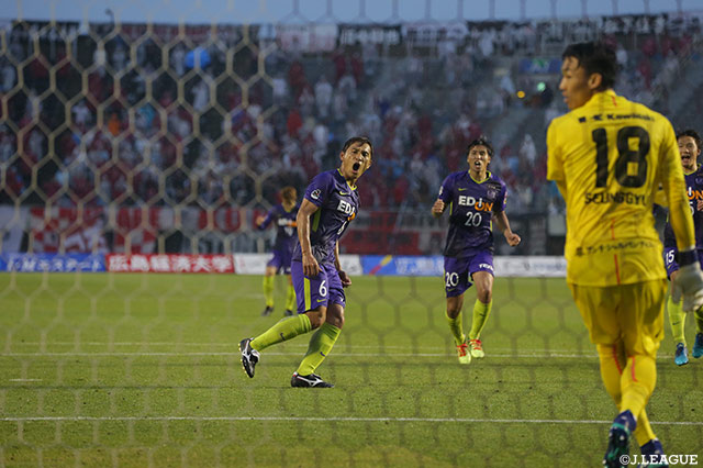 前半終了間際に獲得したPKのチャンスを青山 敏弘が決め、広島が先制ゴールを獲得【明治安田Ｊ１ 第13節 広島vs神戸】