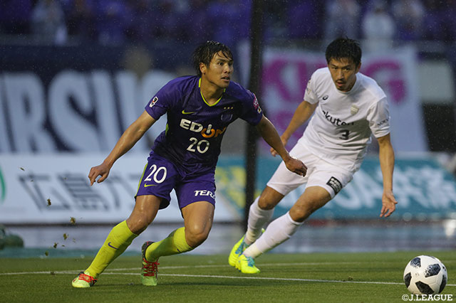 体を張り攻撃の起点となった渡 大生（広島）は63分までプレーした【明治安田Ｊ１ 第13節 広島vs神戸】