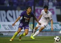 体を張り攻撃の起点となった渡 大生（広島）は63分までプレーした【明治安田Ｊ１ 第13節 広島vs神戸】