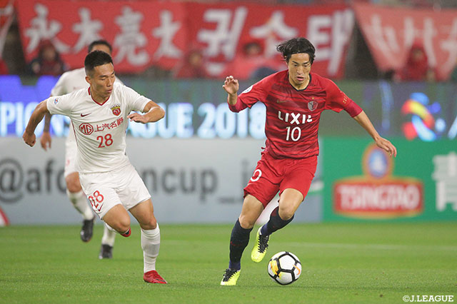 前線にボールを運ぶ金崎 夢生（鹿島）。上海上港の厳しいマークをかいくぐり得点を挙げることができるだろうか【ACL ラウンド16 第1戦 鹿島vs上海上港】